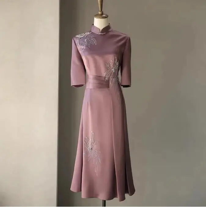 Cheongsam Dusty Roze Moeder Van De Bruid Jurk Satijn Stand Kraag Parel Kralen Applique Half Sleeve Wedding Party High-end Gown