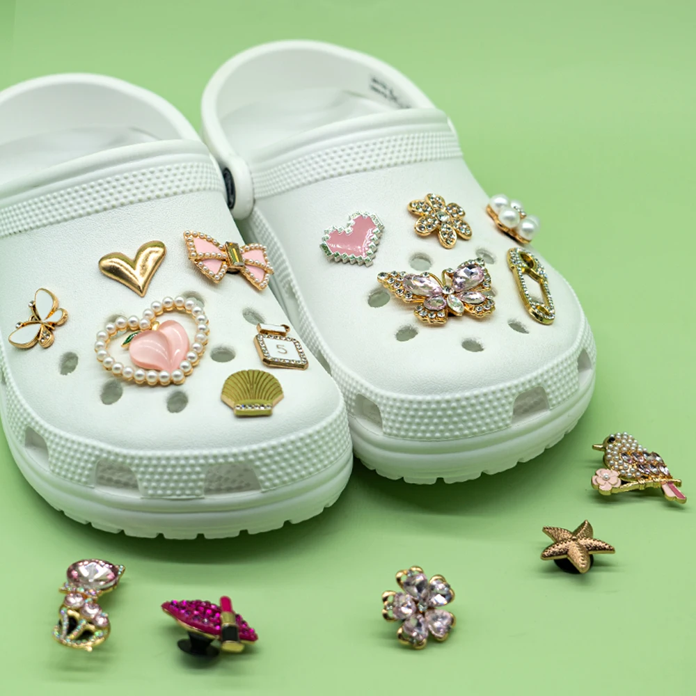 1 قطعة الأحذية المعدنية الوردية السحر للنساء الفتيات فراشة القوس الثعلب ديزي الفاخرة اللؤلؤ الأحذية زينة دبابيس صندل الملحقات