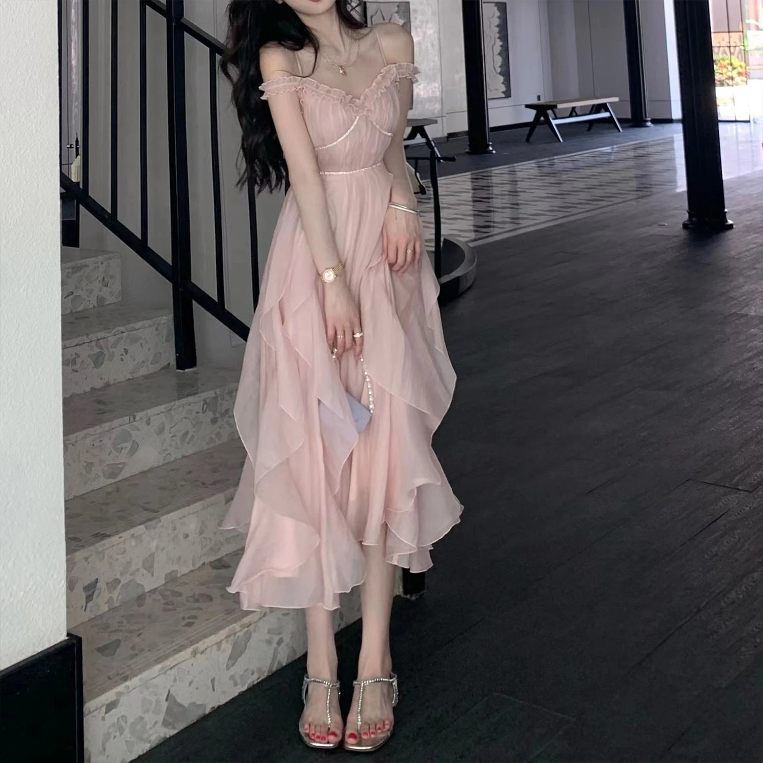 

The new summer pink immortal long style looks slimmer, with a suspender dress and a design sense of niche luxury, lace skirt