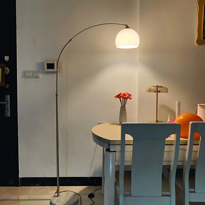 Lámpara de pie simple, sofá de sala de estar, lámpara de mesa grande vertical de lectura con control remoto de lujo, lámpara de pie LED de estudio
