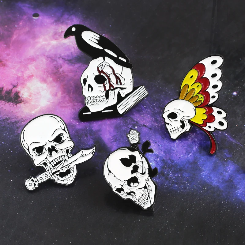 Broche de calavera de amor y muerte, alfileres de solapa de Calavera, insignias, joyería de Calavera, Pin de esqueleto de calavera blanco y negro, mariposa, rosa, cuchillo, Cuervo