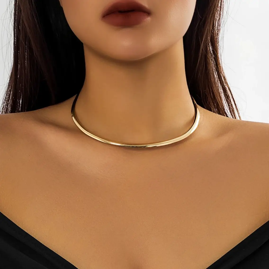 Elegancki, prosty, masywny naszyjnik z okrągłym momentem obrotowym dla kobiet Modny kołnierz typu choker 2023. Biżuteria na szyję Akcesoria dla kobiet