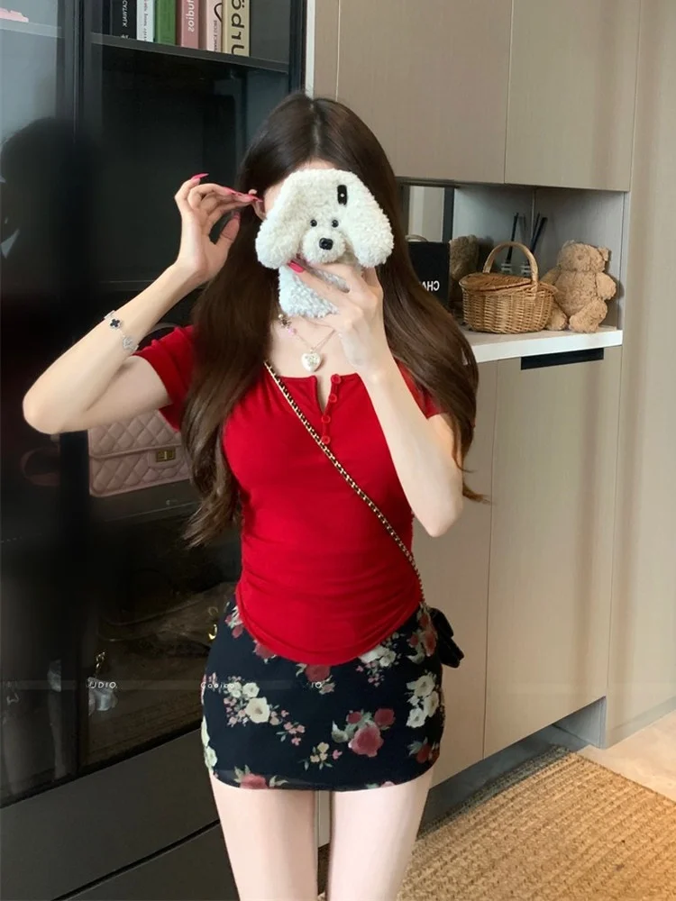 تي شيرت نسائي صيفي كوري أنيق بياقة مفتوحة، تصميم فريد وجميل للغاية، يبرز الخصر ويمنح مظهراً نحيفاً، باللون الأحمر...