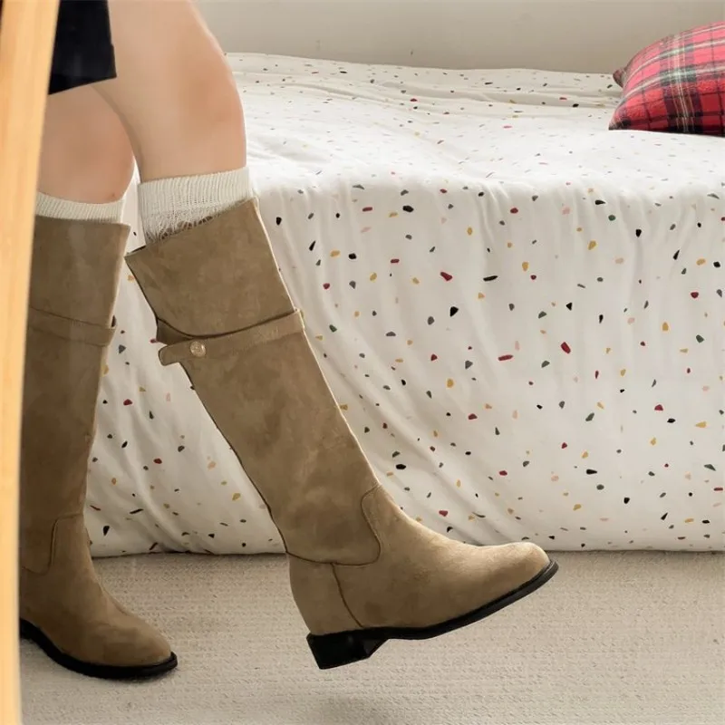 Retro-kasual knielange Stiefel. Verstecktes Design zur Höhenvergrößerung. Runde Zehen, niedriger Absatz, lange, dicke Stiefel für einen Cowboy-Look. – Detail 4