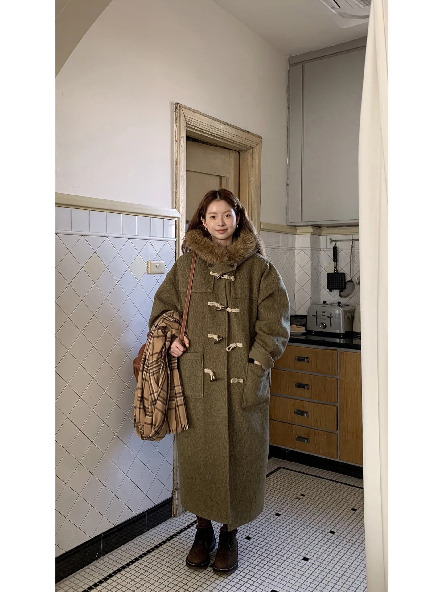 

Red Celebri Studio Winter Thiened Long Woolen Coat for Women with Horn Buttons Cotton Interlined Ele Outerwear