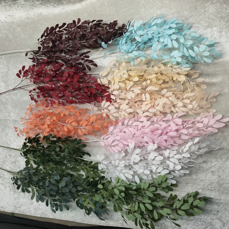 فروع طويلة وفول السوداني والأوراق والعشب معلقة على الحائط لتزيين قاعة الزفاف ونباتات محاكاة دليل المسار