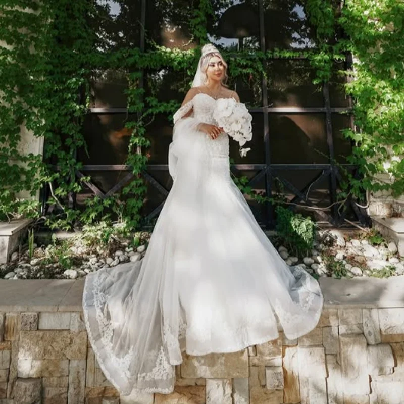 Abiti da sposa reali personalizzati con abito da ballo bianco brillante. Applicazione a strati di pizzo. Coda lunga realizzata Robe De