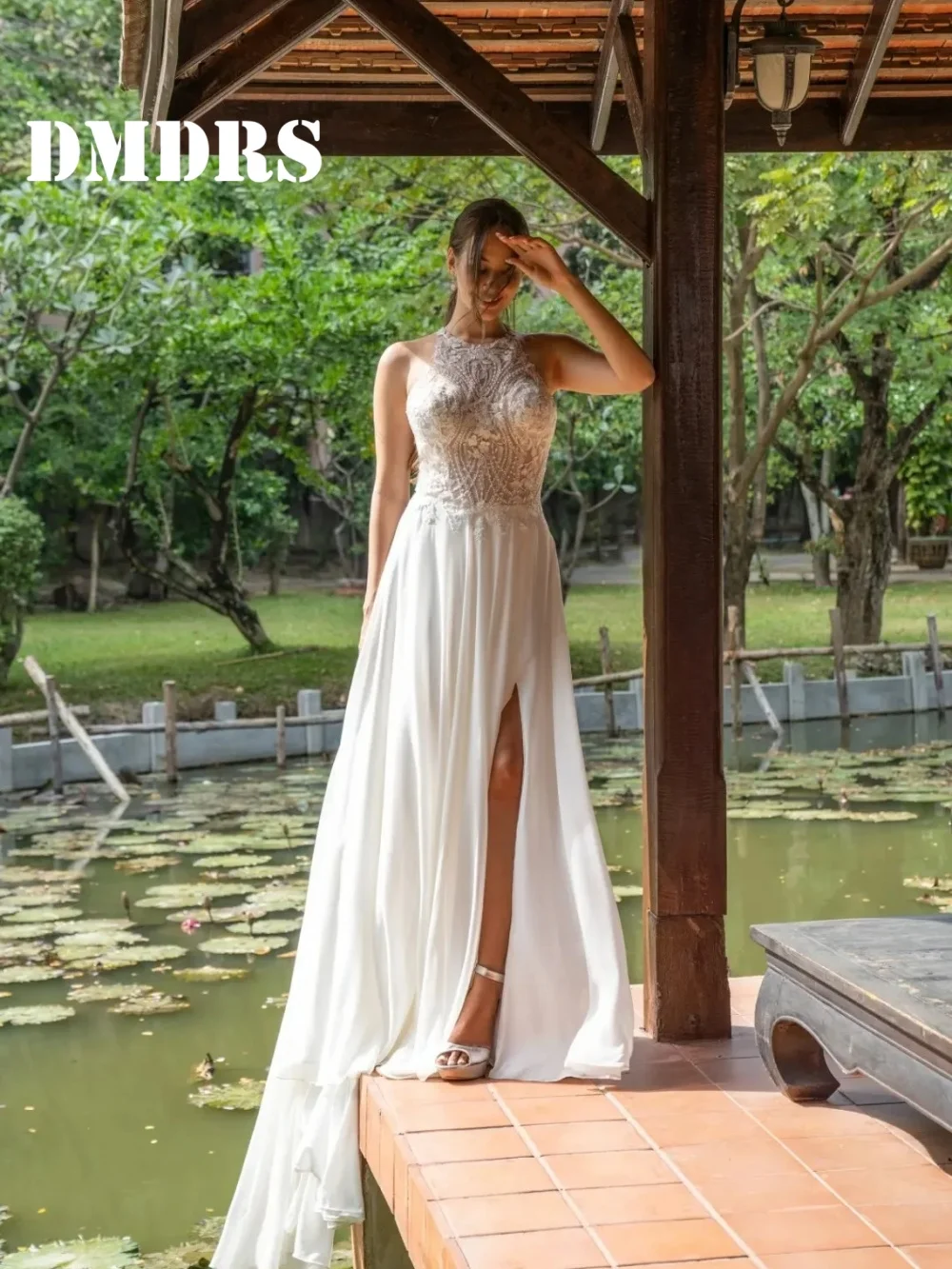 Abiti da sposa romantici senza maniche Abiti da sposa sexy senza schienale Graziosi abiti da sposa lunghi fino al pavimento con applicazioni Abiti da sposa