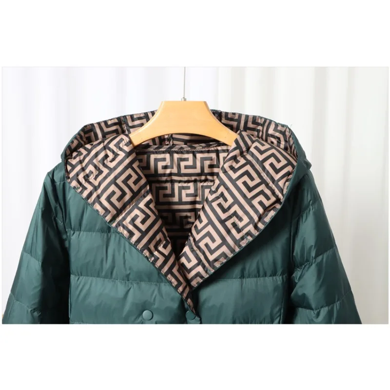 Nueva chaqueta de plumón cálida de lujo para mujer, abrigo de invierno con capucha de longitud media de talla grande, ropa de abrigo Reversible ligera