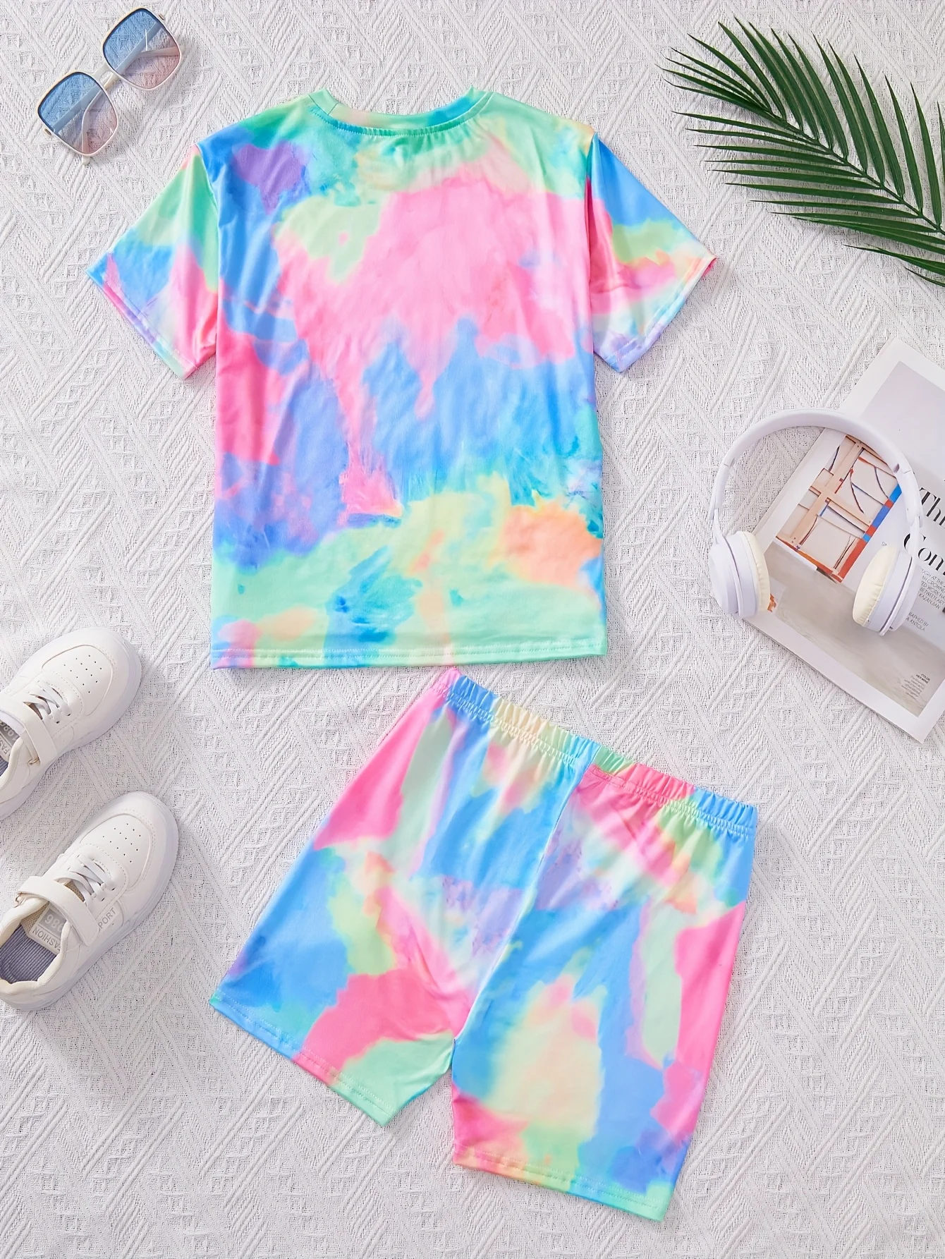 Girls' Casual Outfit Set: Regular Short-Sleeve Top + Tight-Fitting Shorts Two-Piece Set, Colorful Tie-Dye Fashion with White Stripes, Suitable for Children Aged 4-11, Versatile Summer Wear for Home and Outings