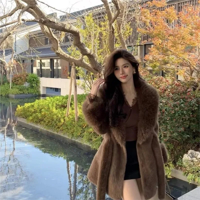 معطف الفرو الجديد متوسط الطول هو أنيق الكل في واحد