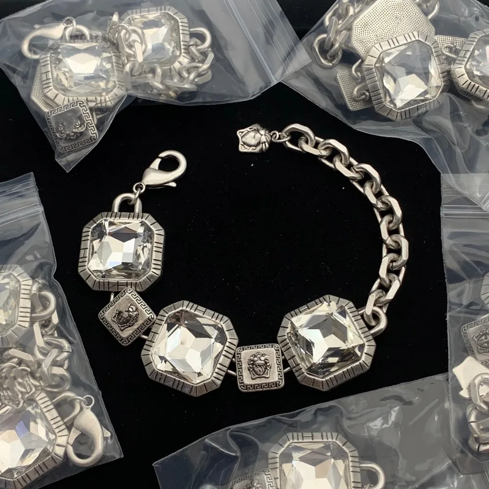 سوار أنيق جديد لعام 2025 بتصميم رائع عالي الجودة للنساء يسلط الضوء على هدية مجوهرات مثالية على الطراز المتطور