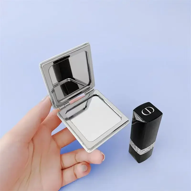 Mini espejo de maquillaje de PU abatible de doble cara, portátil, plegable, color nude, peine de espejo Normal y de aumento con succión magnética