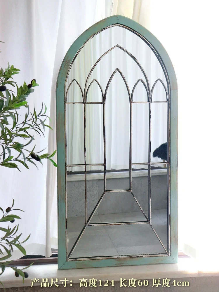 가짜 창 벽 교수형 안뜰 정원 배경 벽 단단한 나무와 두꺼워