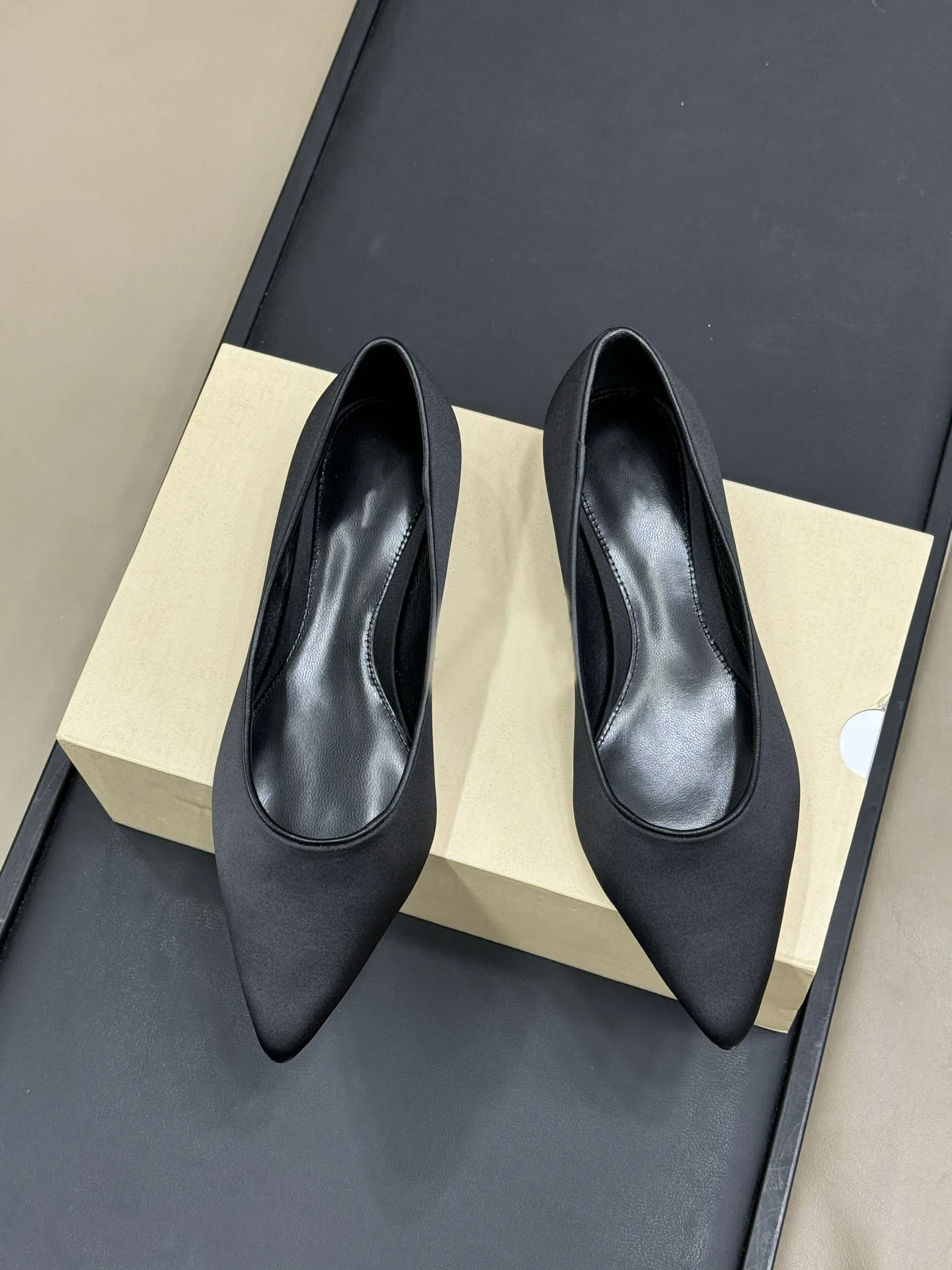 Damesschoenen The Kitten Heel Pumps