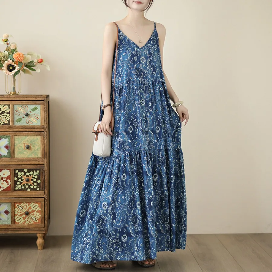 

Летнее хлопковое платье на бретелях с художественным принтом в отпускном стиле