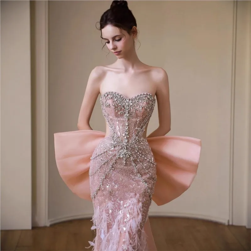 Um novo vestido rosa de torrar rabo de peixe de alta costura com sensação industrial pesada