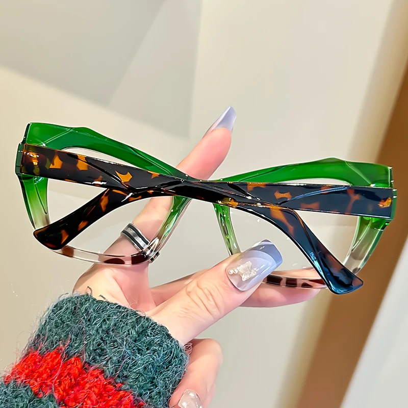 نظارات قراءة Oyalie ذات ألوان مميزة تؤدي نمط الإكسسوارات الموضة مع مجموعات الألوان التي تجذب الاهتمام وكسر الدهان التقليدية، وتغطي نطاقات الوصفات الطبية من +1.00 إلى +4.00 درجة