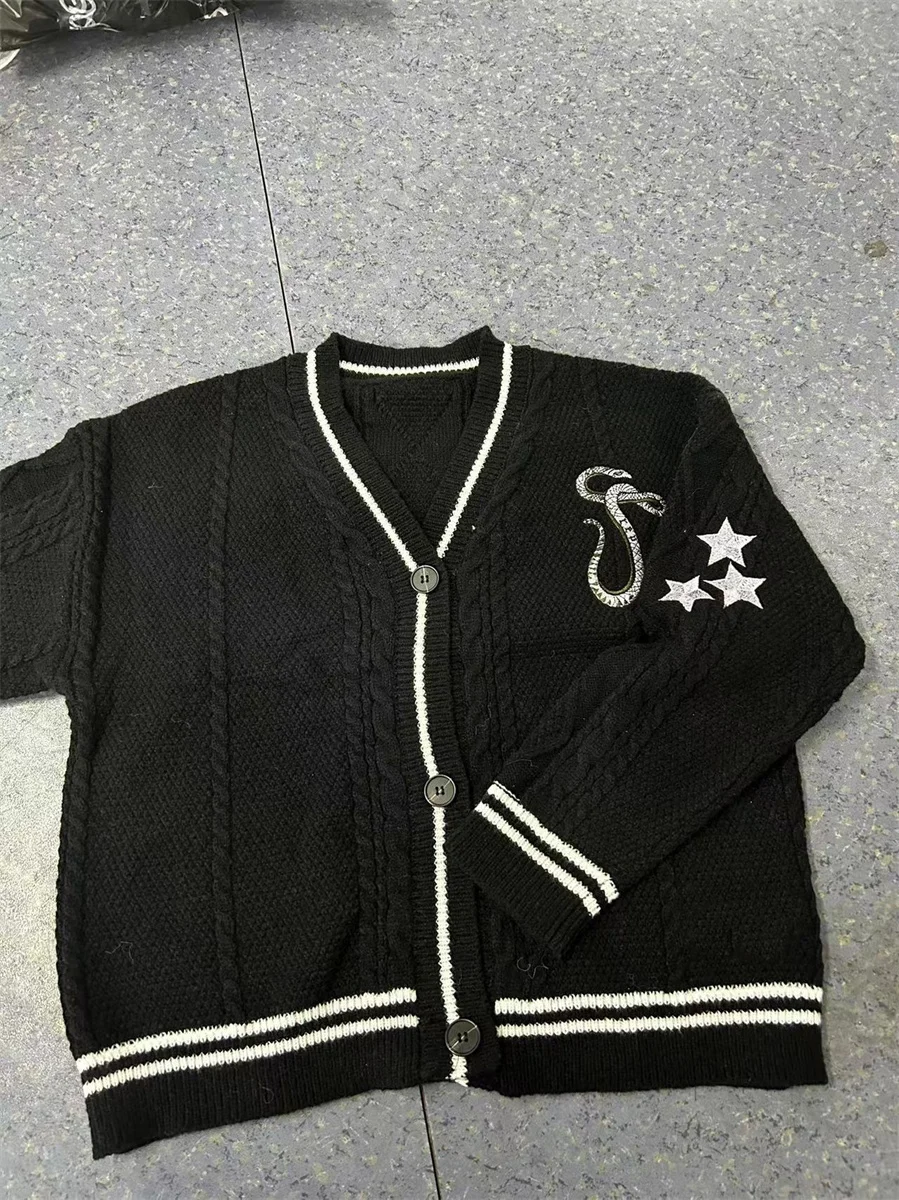 Cárdigan de punto con manga acampanada, suéter de punto con botones y cuello en V bordado de estrella de serpiente, color negro, Otoño e Invierno ﻿ Outfi