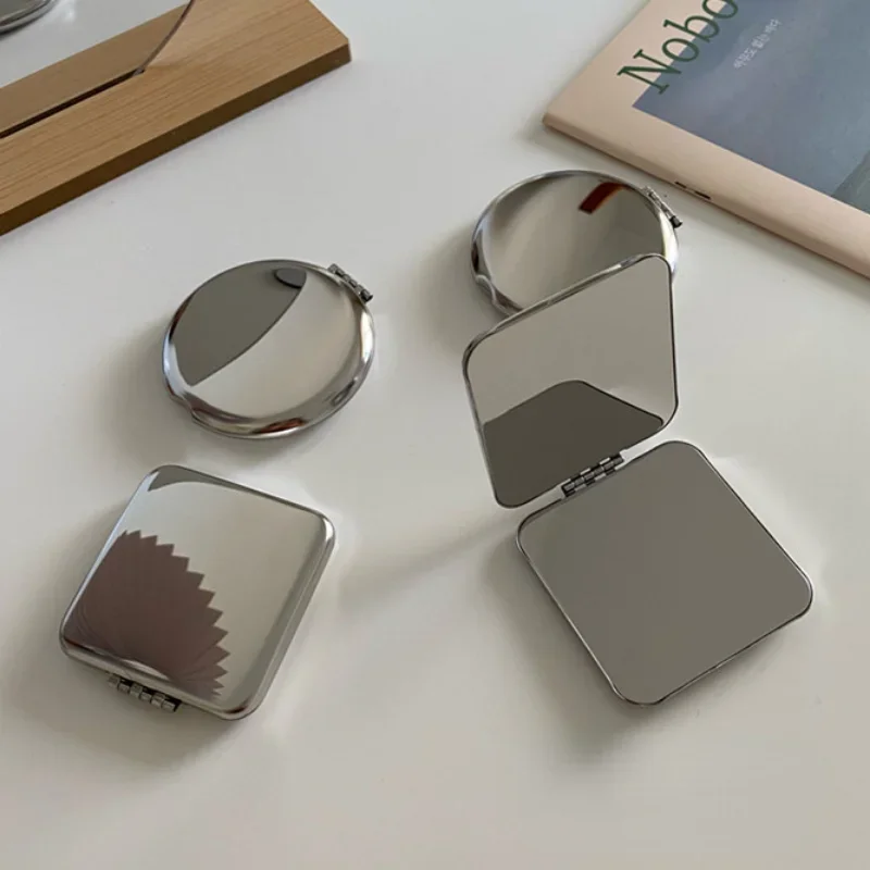 Ins แบบพกพาสแตนเลสแบบเรียบง่ายกระจกแต่งหน้าสองด้านมือถือพับกระจกโต๊ะเครื่องแป้งอุปกรณ์แต่งหน้าความงาม