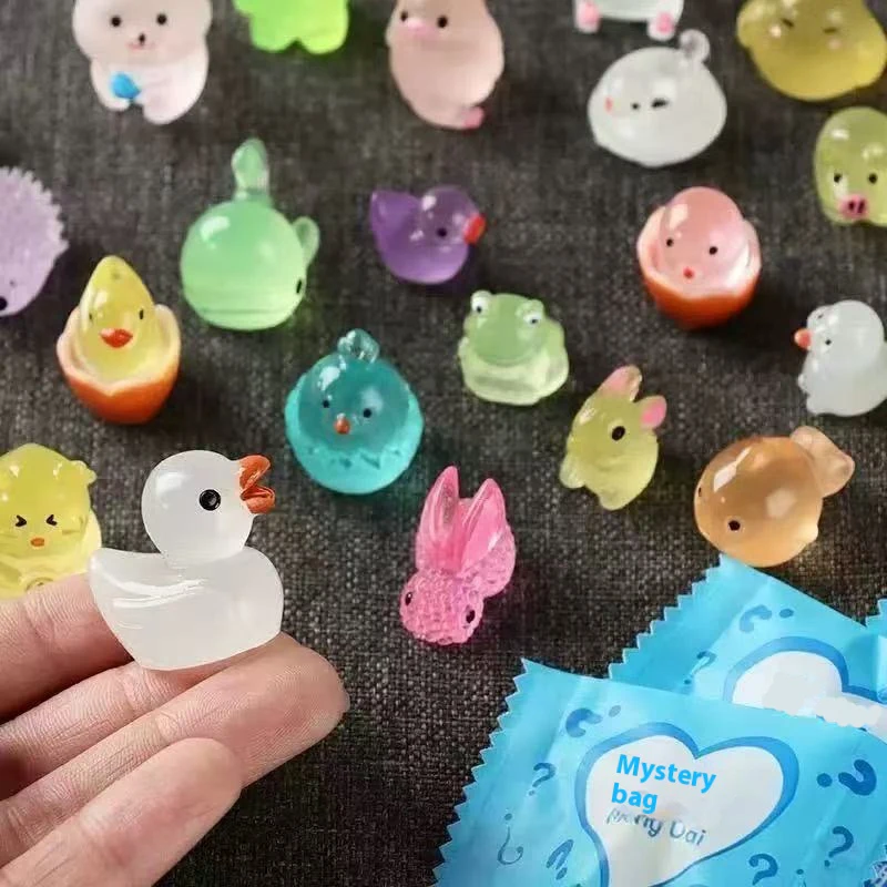 

Набор из 40 миниатюрных светящихся фигурок животных в слепых коробках: милые настольные украшения, любимые детские статуэтки, креативный подарок для вечеринок в пакетах-сюрпризах