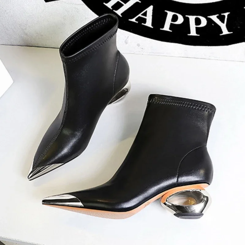 2026 New Metal Hollow Heel Iron Head Metal Pointed Toes Modern Short Boots for Women Winter Street Style Low Heel Boots Female