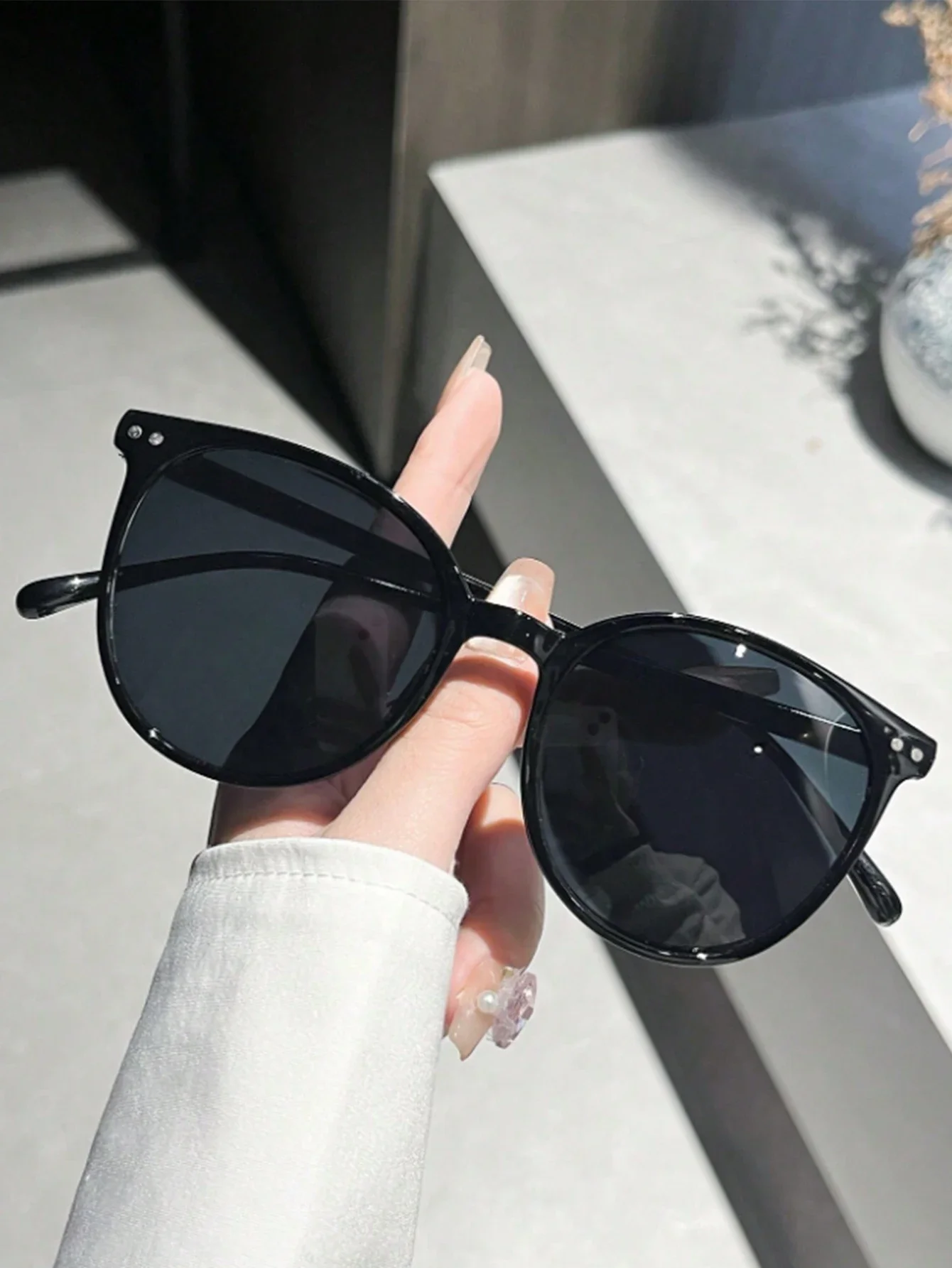 New Fashionable Round Frame Sunglasses with Rivet Decoration Suitable for Everyday Wear Street Photography Beach Camping