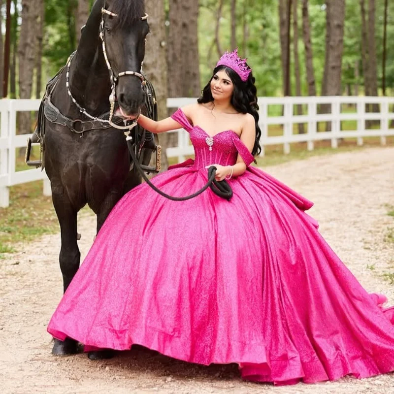 فستان Quinceanera وردي وردي لامع عاري الكتفين من الدانتيل اللامع والخرز ملصق طويل بذيل فيونكة فيستدوس دي 15 Quinceanera تخصيص #1