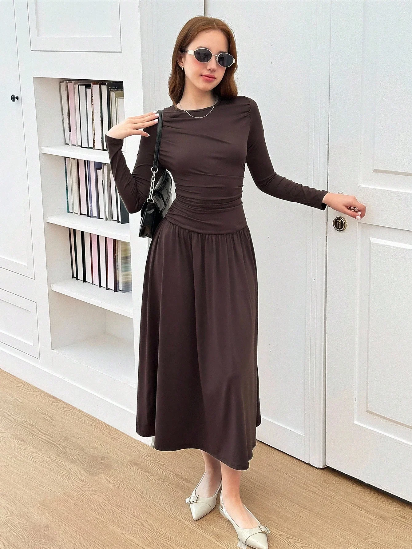 

Коричневое женское платье миди с длинными рукавами, драпировкой и А-образным силуэтом, повседневное и элегантное