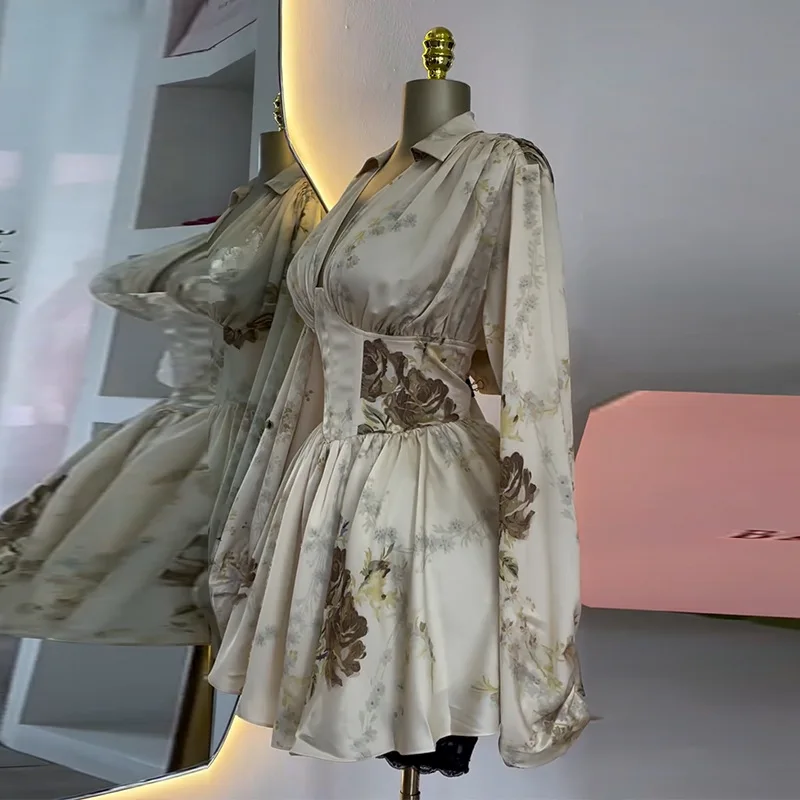 เดรสลายดอกไม้สำหรับผู้หญิง สไตล์หรูหรา คอวี แขนทรงกระบอก กระโปรงพลีทสั้น แฟชั่นเซ็กซี่ เปิดหลัง ชุดเดรสสั้นแบบใหม่