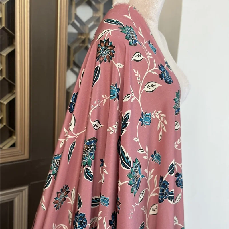 

1 метр, 100% шелк шелковицы, креповая шелковая ткань 16 мамме, темно-красная ткань с цветочным принтом, ширина 136 см, 53,5 дюйма по дворам, JN256