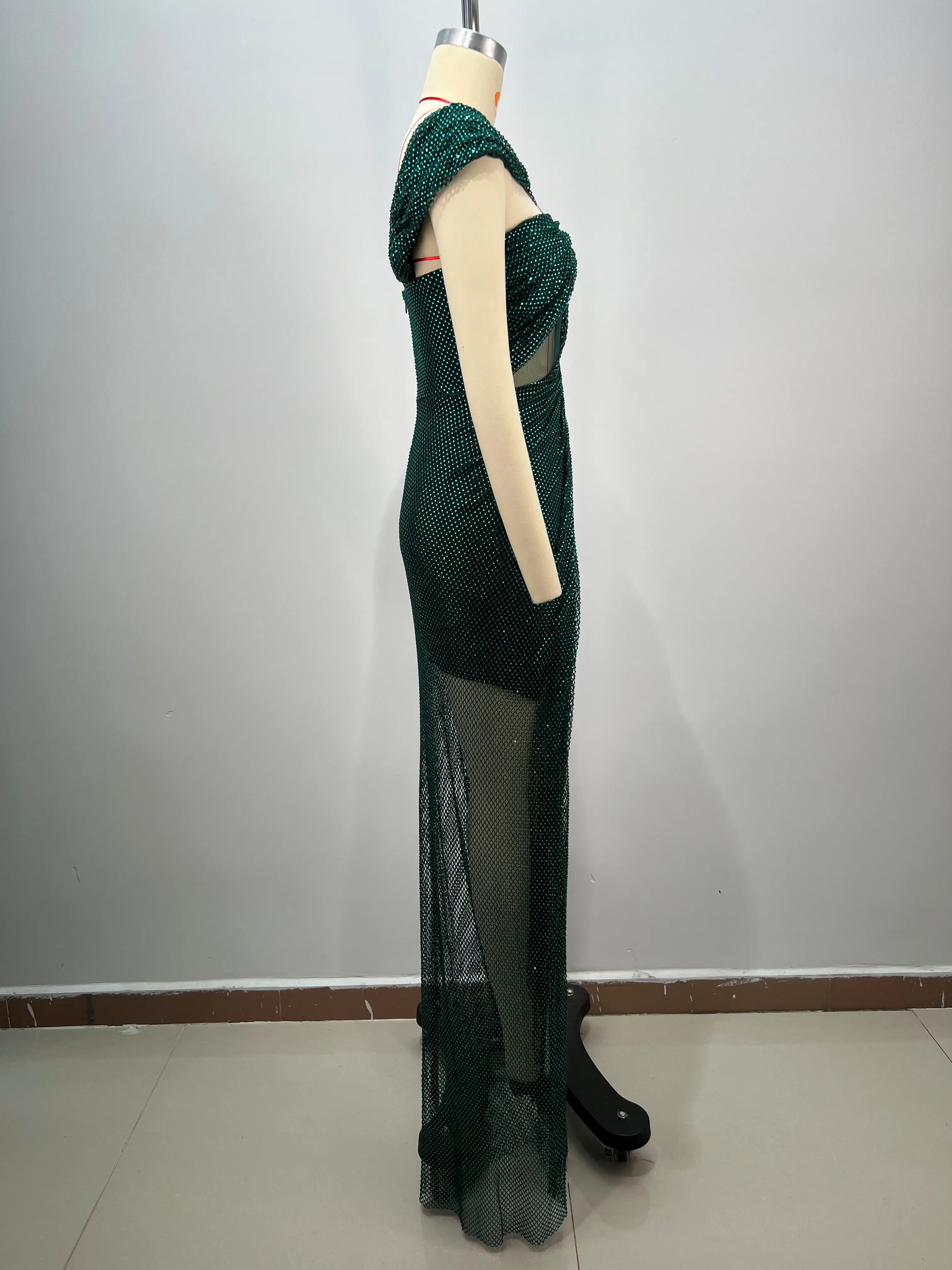 Abito da donna con fasciatura asimmetrica con paillettes verde scuro Abito da sera a sirena con cut-out incrociato sul retro Abito da festa formale in tulle trasparente