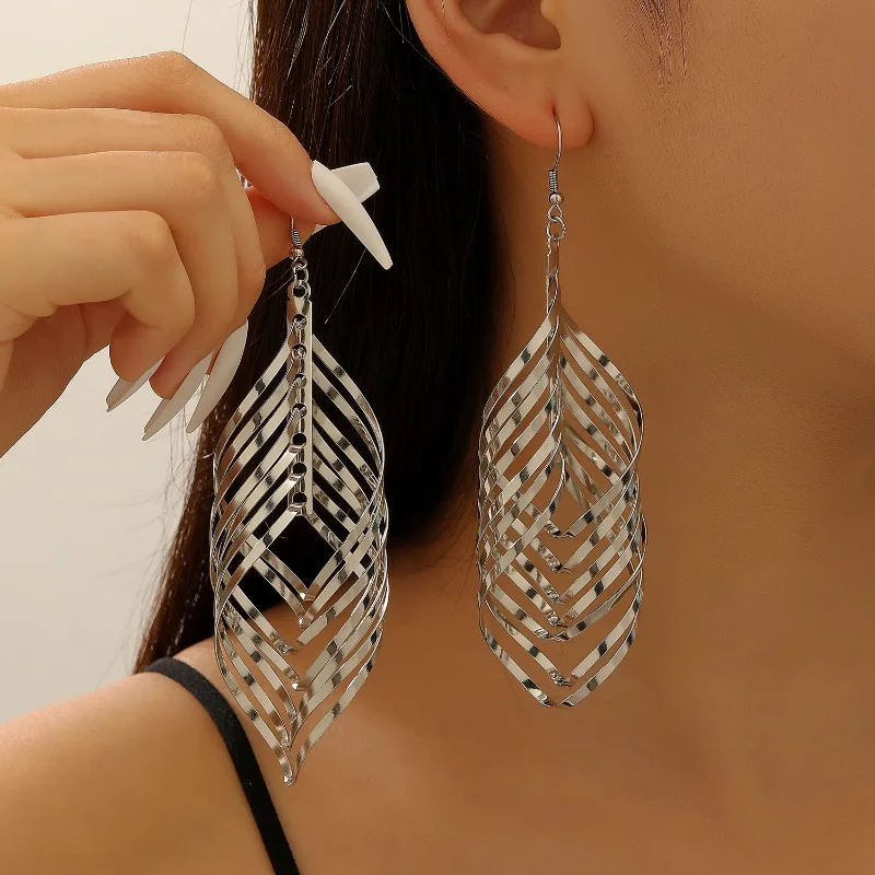 أقراط أوروبية وأمريكية بسيطة ذات مزاج زاوي كلاسيكي مع حلق هندسي محيطي مزدوج الطبقات للنساء