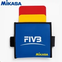 Equipo profesional de árbitro de voleibol con tarjetas rojas y amarillas para entrenamiento de partidos
