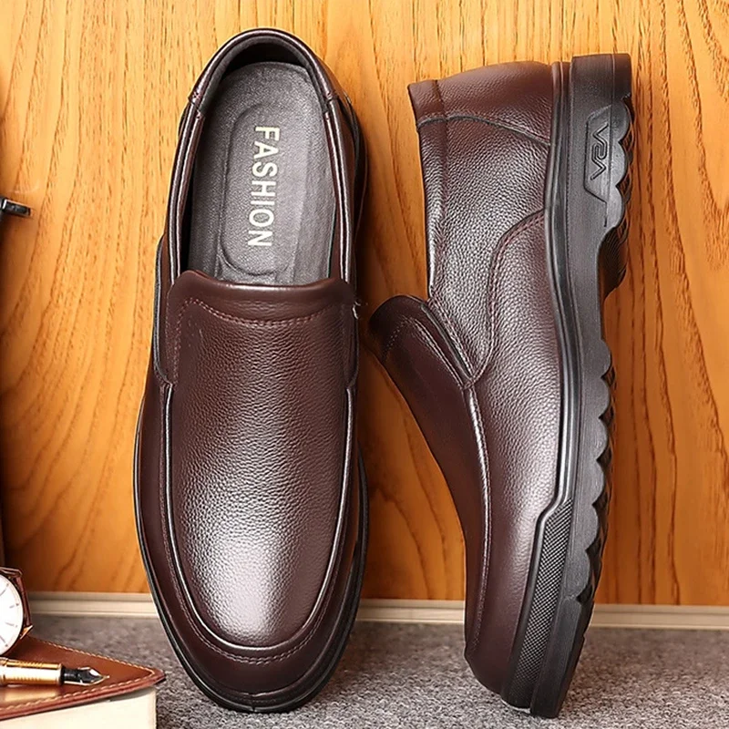 2024 Vintage Men Leather Shoes Men dress shoes Slip On Business Casual Shoes Classic Soft Leather Hombre Breathable Men Flats