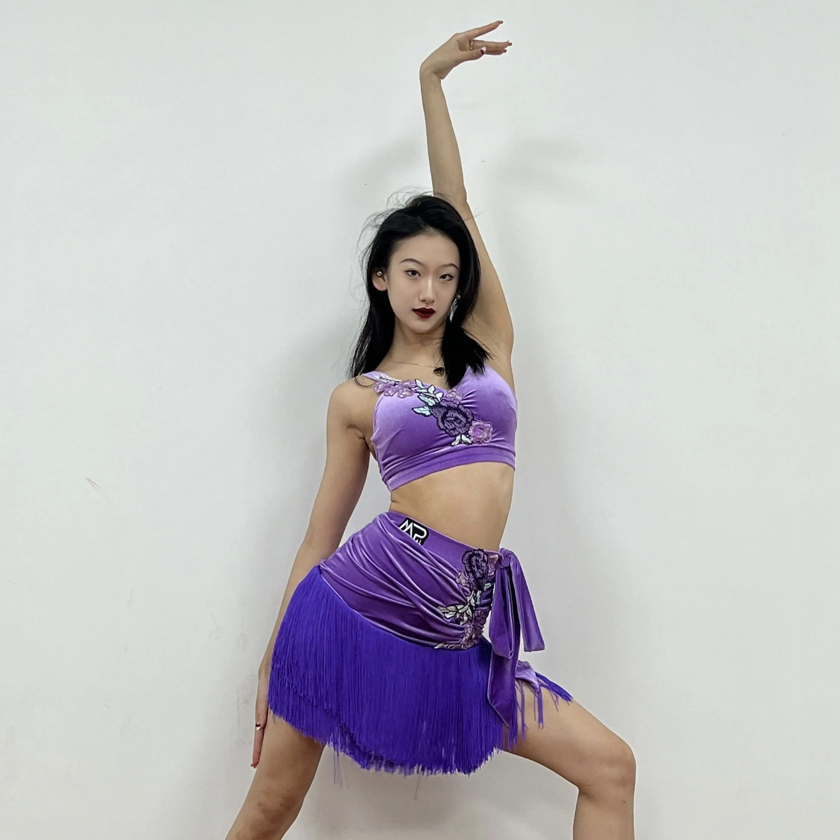 جديد ملابس الرقص اللاتينية النساء الأرجواني المخملية بلوزات قصيرة هامش تنورة الكبار تشا تشا رومبا السامبا أداء الرقص زي DNV23574