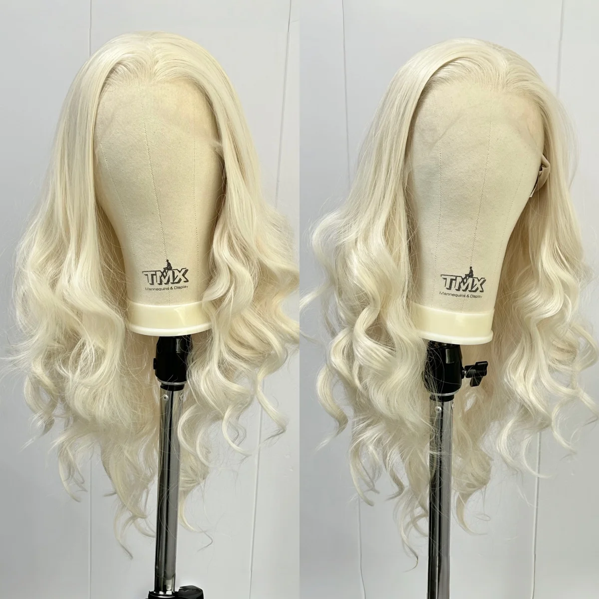 

Long Platinum Blonde Curly Wavy Synthetic 13X4 Lace Front Wigs for Women Free Part 60 Silver White Body Wave Daily Party Cosplay