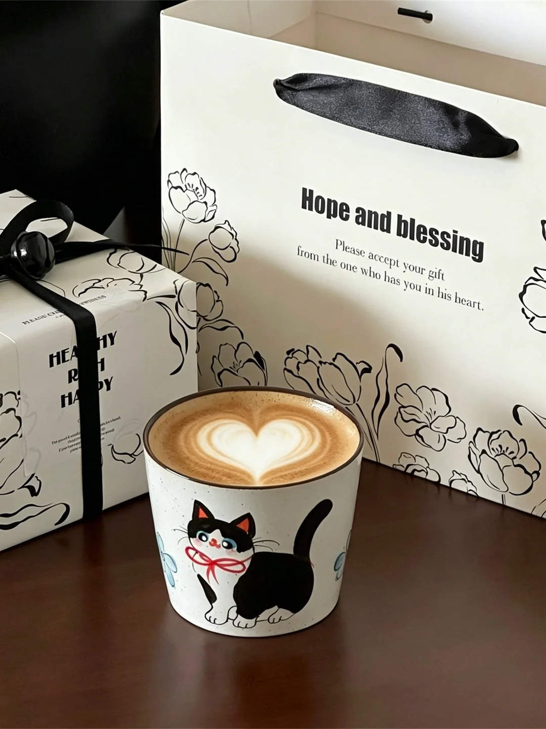 卒業祝い-手作り陶器コーヒーカップ-釉下彩-小さな黒猫デザイン-癒しのテーマ-先生-同級生へのプレゼント