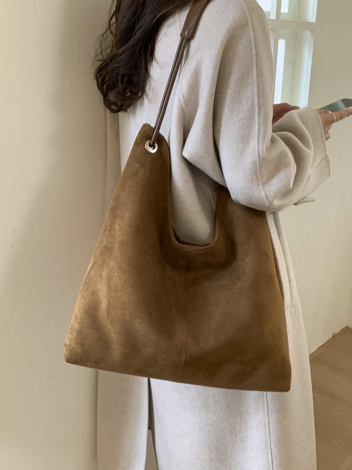 

Texture Suede Tote Bag For Women Autumn Winter Solid Color Luxury Design Handbag Fashion Commuting Large Capacity Shoulder Bags