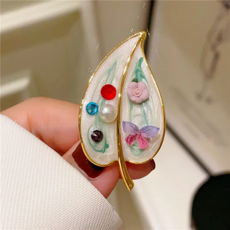 CC Exquisite Brooches Leaf Shape French Style Sweater Pins Elegant Corsage Imitation Pearl Pin Badges Dating Essentials B320