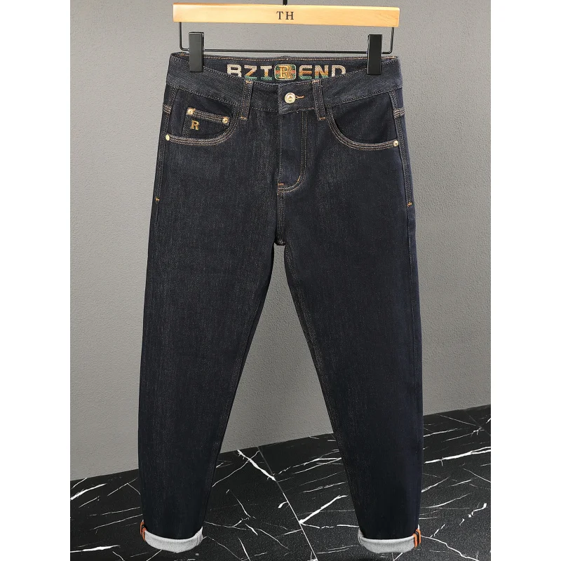 Celana jeans warna musim gugur untuk pria, bordir minimalis mewah, celana lurus kecil warna biru tua.