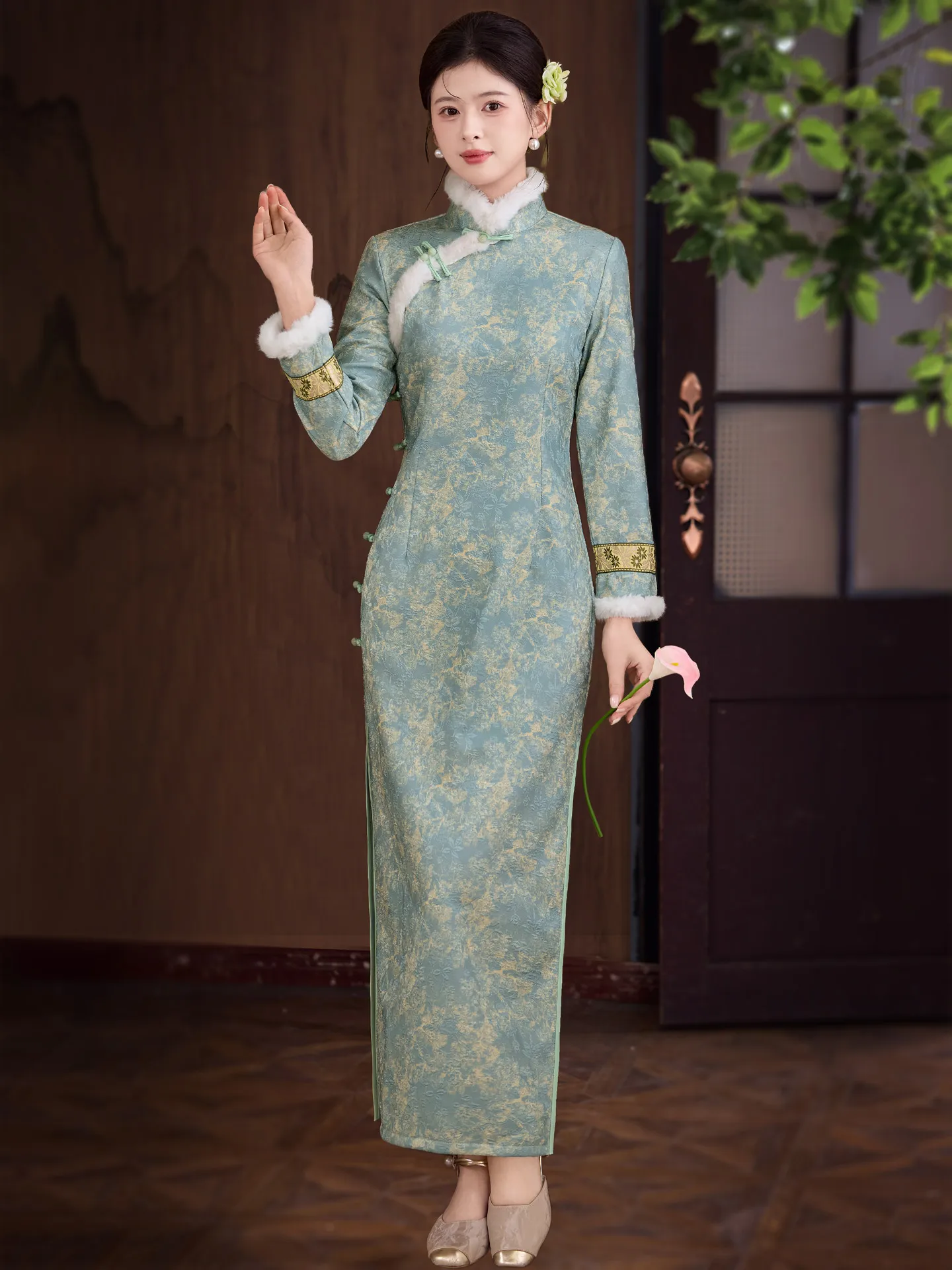 

Ele Long with Faux Fur Thiened Floral Embroidery Warm Winter Version for Banquet And Daily Wear by Li Hongyun