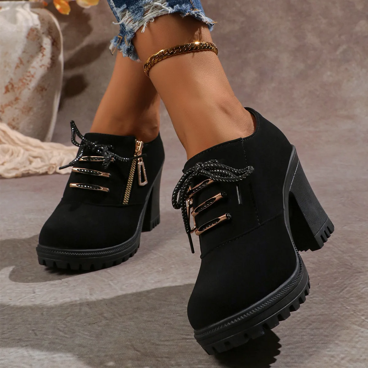 Botas bajas de tacón alto para mujer, botas de tacón de bloque con plataforma antideslizante y hebilla de Metal redonda, con cordones delanteros y cremallera lateral, novedad de Otoño de 2025