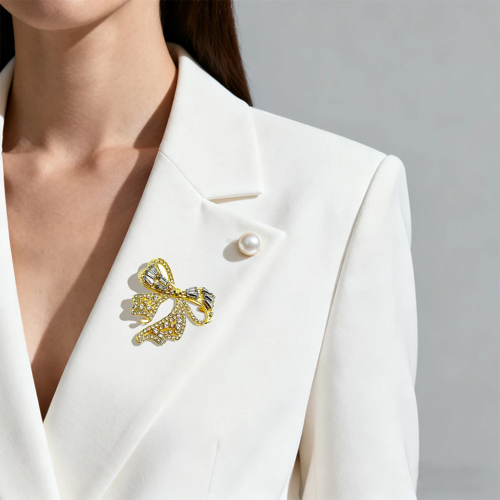 

Fashion rhinestone bow brooch, luxurious alloy badge, unisex elegant coat and suit brooch, a fun gift for friends