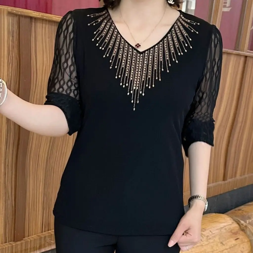 T-shirt con scollo a V con cut-out in pizzo a maniche lunghe da donna 2024 Camicia estiva a maniche corte con diamanti caldi Camicia base femminile di fascia alta