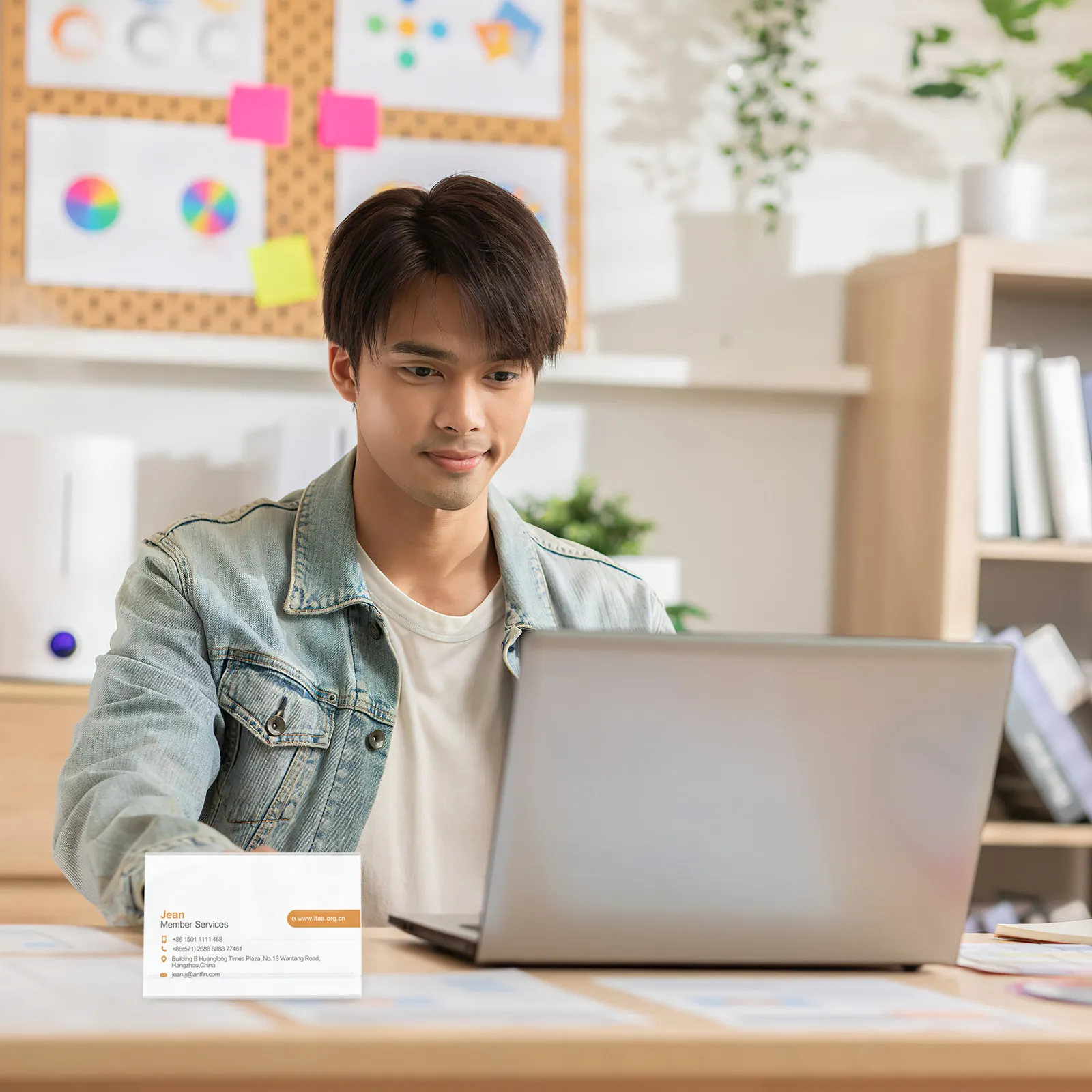 

10 шт. акриловых V-образных прозрачных держателей для именных табличек, настольных табличек и вывесок для конференций, банкетов, ресторанов