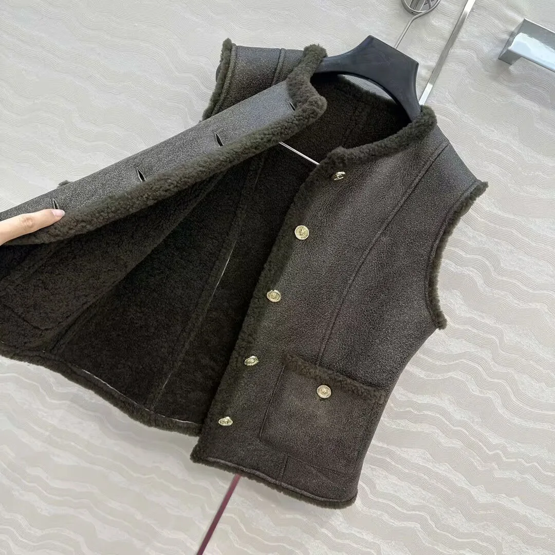 신상 겨울 두꺼운 따뜻한 양털 양가죽 빈티지 조끼 재킷 여성용 O넥 민소매 금색 버튼 탱크 코트