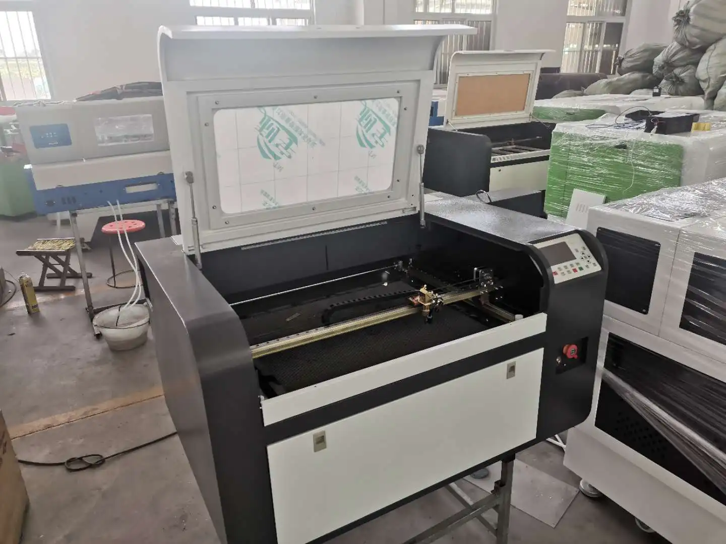 آلات النقش والقطع بالليزر Co2 4060 لورق الخشب الأكريليك والقماش والجلد وما إلى ذلك سعر قطع الليزر 4060