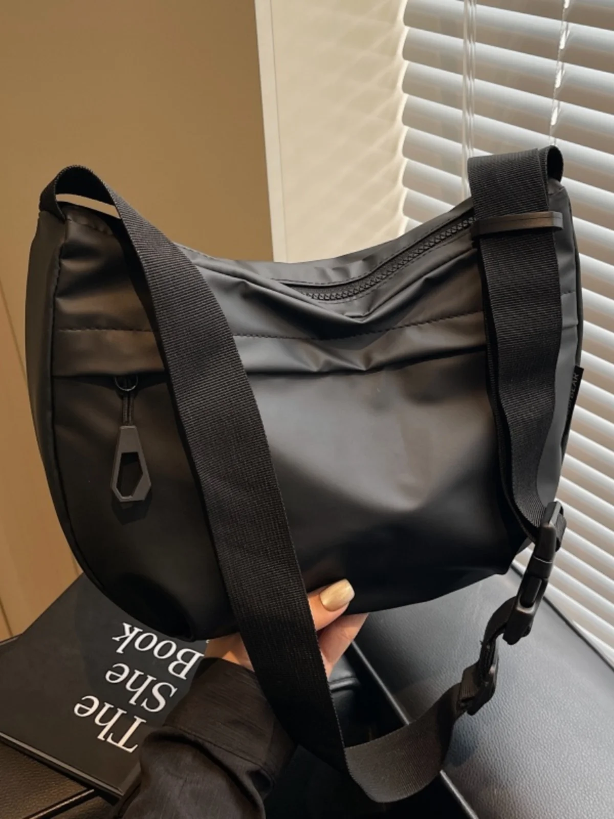 

Водонепроницаемая нейлоновая сумка через плечо, женская новинка 2025 года, модная сумка для пельменей на одно плечо, универсальная сумка для путешествий, большая вместимость...