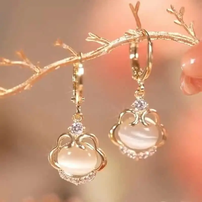 

1 пара золотых сережек с жемчугом и цветочным венком, подходящих для женщин и подростков - аксессуары для вечеринок.